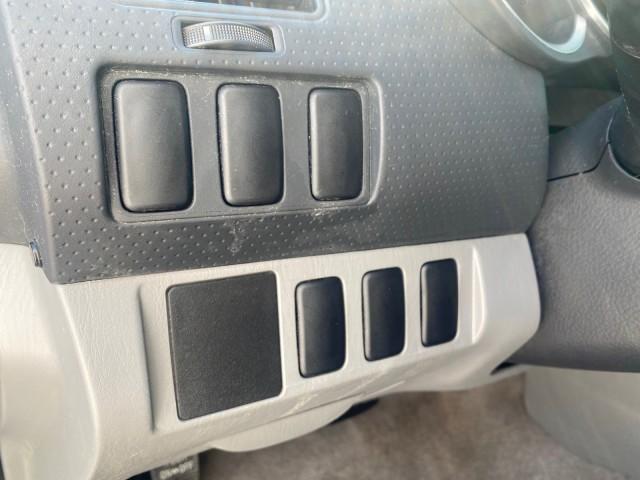 2007 Super White /Gray Toyota Tacoma LOW MILES 98,053 AUTO AC 4 CYL (5TENX22N77Z) with an 2.7L DOHC EFI 16-Valve I4 VVT-i Engine engine, Automatic transmission, located at 4701 North Dixie Hwy, Pompano Beach, FL, 33064, (954) 422-2889, 26.240938, -80.123474 - OUR WEBPAGE FLORIDACARS1.COM HAS OVER 100 PHOTOS AND FREE CARFAX LINK 2007 Toyota Tacoma VIN: 5TENX22N77Z369647 Pickup 2.7L I4 F DOHC 16V Gasoline 28 MPG Rear Wheel Drive Features ABS Brakes Air Conditioning AM/FM Stereo Automatic Transmission CD Audio Cloth Seats Cruise Control This incredible 2-ow - Photo#54