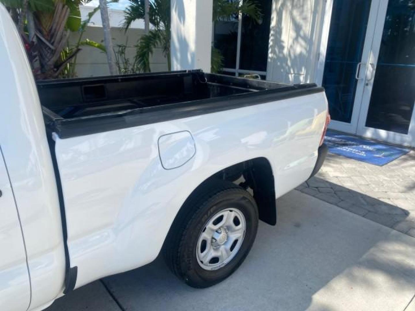 2007 Super White /Gray Toyota Tacoma LOW MILES 98,053 AUTO AC 4 CYL (5TENX22N77Z) with an 2.7L DOHC EFI 16-Valve I4 VVT-i Engine engine, Automatic transmission, located at 4701 North Dixie Hwy, Pompano Beach, FL, 33064, (954) 422-2889, 26.240938, -80.123474 - OUR WEBPAGE FLORIDACARS1.COM HAS OVER 100 PHOTOS AND FREE CARFAX LINK 2007 Toyota Tacoma VIN: 5TENX22N77Z369647 Pickup 2.7L I4 F DOHC 16V Gasoline 28 MPG Rear Wheel Drive Features ABS Brakes Air Conditioning AM/FM Stereo Automatic Transmission CD Audio Cloth Seats Cruise Control This incredible 2-ow- Photo#69