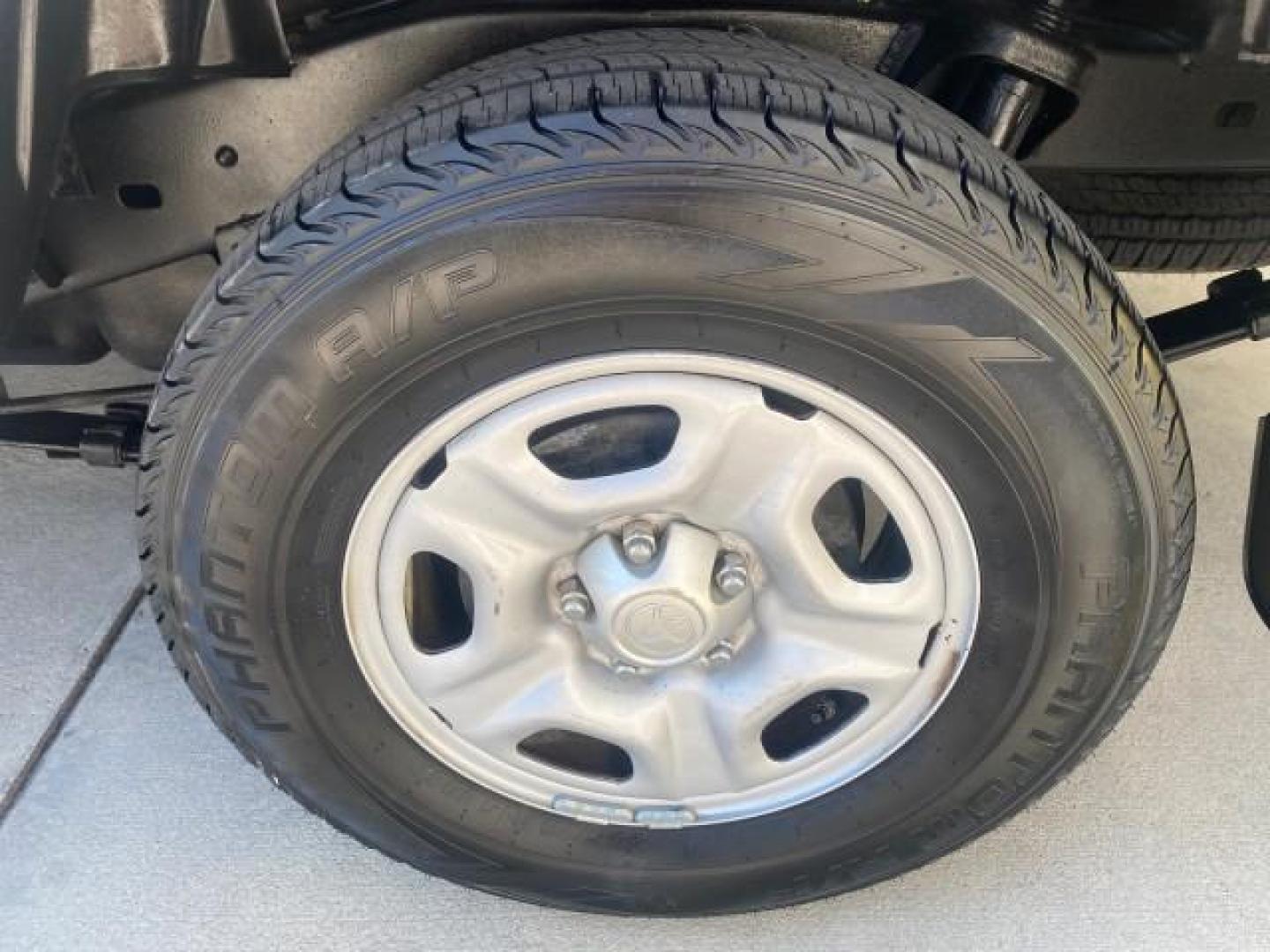 2007 Super White /Gray Toyota Tacoma LOW MILES 98,053 AUTO AC 4 CYL (5TENX22N77Z) with an 2.7L DOHC EFI 16-Valve I4 VVT-i Engine engine, Automatic transmission, located at 4701 North Dixie Hwy, Pompano Beach, FL, 33064, (954) 422-2889, 26.240938, -80.123474 - OUR WEBPAGE FLORIDACARS1.COM HAS OVER 100 PHOTOS AND FREE CARFAX LINK 2007 Toyota Tacoma VIN: 5TENX22N77Z369647 Pickup 2.7L I4 F DOHC 16V Gasoline 28 MPG Rear Wheel Drive Features ABS Brakes Air Conditioning AM/FM Stereo Automatic Transmission CD Audio Cloth Seats Cruise Control This incredible 2-ow- Photo#77