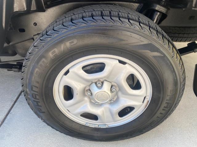 2007 Super White /Gray Toyota Tacoma LOW MILES 98,053 AUTO AC 4 CYL (5TENX22N77Z) with an 2.7L DOHC EFI 16-Valve I4 VVT-i Engine engine, Automatic transmission, located at 4701 North Dixie Hwy, Pompano Beach, FL, 33064, (954) 422-2889, 26.240938, -80.123474 - OUR WEBPAGE FLORIDACARS1.COM HAS OVER 100 PHOTOS AND FREE CARFAX LINK 2007 Toyota Tacoma VIN: 5TENX22N77Z369647 Pickup 2.7L I4 F DOHC 16V Gasoline 28 MPG Rear Wheel Drive Features ABS Brakes Air Conditioning AM/FM Stereo Automatic Transmission CD Audio Cloth Seats Cruise Control This incredible 2-ow - Photo#77