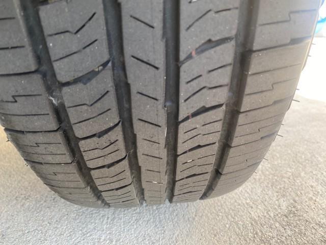 2007 Super White /Gray Toyota Tacoma LOW MILES 98,053 AUTO AC 4 CYL (5TENX22N77Z) with an 2.7L DOHC EFI 16-Valve I4 VVT-i Engine engine, Automatic transmission, located at 4701 North Dixie Hwy, Pompano Beach, FL, 33064, (954) 422-2889, 26.240938, -80.123474 - OUR WEBPAGE FLORIDACARS1.COM HAS OVER 100 PHOTOS AND FREE CARFAX LINK 2007 Toyota Tacoma VIN: 5TENX22N77Z369647 Pickup 2.7L I4 F DOHC 16V Gasoline 28 MPG Rear Wheel Drive Features ABS Brakes Air Conditioning AM/FM Stereo Automatic Transmission CD Audio Cloth Seats Cruise Control This incredible 2-ow - Photo#78