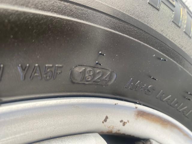 2007 Super White /Gray Toyota Tacoma LOW MILES 98,053 AUTO AC 4 CYL (5TENX22N77Z) with an 2.7L DOHC EFI 16-Valve I4 VVT-i Engine engine, Automatic transmission, located at 4701 North Dixie Hwy, Pompano Beach, FL, 33064, (954) 422-2889, 26.240938, -80.123474 - OUR WEBPAGE FLORIDACARS1.COM HAS OVER 100 PHOTOS AND FREE CARFAX LINK 2007 Toyota Tacoma VIN: 5TENX22N77Z369647 Pickup 2.7L I4 F DOHC 16V Gasoline 28 MPG Rear Wheel Drive Features ABS Brakes Air Conditioning AM/FM Stereo Automatic Transmission CD Audio Cloth Seats Cruise Control This incredible 2-ow - Photo#79