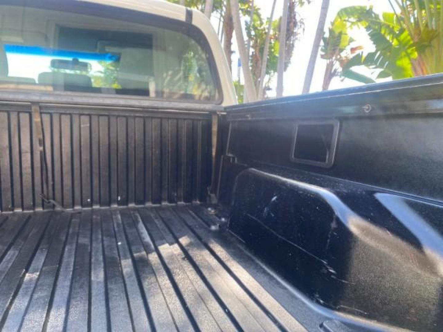 2007 Super White /Gray Toyota Tacoma LOW MILES 98,053 AUTO AC 4 CYL (5TENX22N77Z) with an 2.7L DOHC EFI 16-Valve I4 VVT-i Engine engine, Automatic transmission, located at 4701 North Dixie Hwy, Pompano Beach, FL, 33064, (954) 422-2889, 26.240938, -80.123474 - OUR WEBPAGE FLORIDACARS1.COM HAS OVER 100 PHOTOS AND FREE CARFAX LINK 2007 Toyota Tacoma VIN: 5TENX22N77Z369647 Pickup 2.7L I4 F DOHC 16V Gasoline 28 MPG Rear Wheel Drive Features ABS Brakes Air Conditioning AM/FM Stereo Automatic Transmission CD Audio Cloth Seats Cruise Control This incredible 2-ow- Photo#92