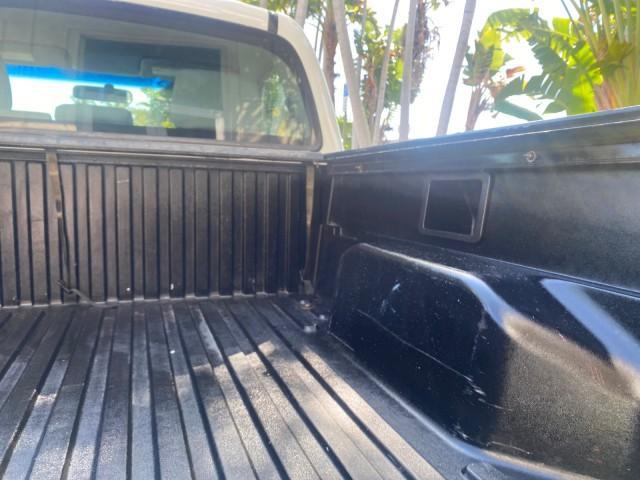 2007 Super White /Gray Toyota Tacoma LOW MILES 98,053 AUTO AC 4 CYL (5TENX22N77Z) with an 2.7L DOHC EFI 16-Valve I4 VVT-i Engine engine, Automatic transmission, located at 4701 North Dixie Hwy, Pompano Beach, FL, 33064, (954) 422-2889, 26.240938, -80.123474 - OUR WEBPAGE FLORIDACARS1.COM HAS OVER 100 PHOTOS AND FREE CARFAX LINK 2007 Toyota Tacoma VIN: 5TENX22N77Z369647 Pickup 2.7L I4 F DOHC 16V Gasoline 28 MPG Rear Wheel Drive Features ABS Brakes Air Conditioning AM/FM Stereo Automatic Transmission CD Audio Cloth Seats Cruise Control This incredible 2-ow - Photo#92