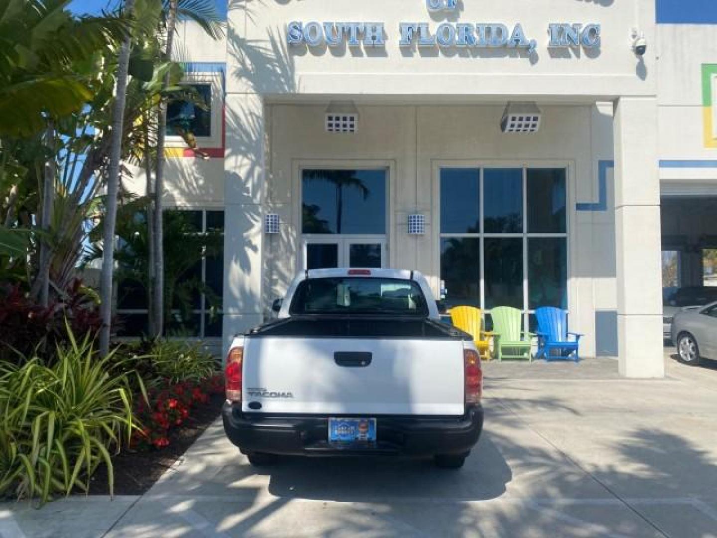 2007 Super White /Gray Toyota Tacoma LOW MILES 98,053 AUTO AC 4 CYL (5TENX22N77Z) with an 2.7L DOHC EFI 16-Valve I4 VVT-i Engine engine, Automatic transmission, located at 4701 North Dixie Hwy, Pompano Beach, FL, 33064, (954) 422-2889, 26.240938, -80.123474 - OUR WEBPAGE FLORIDACARS1.COM HAS OVER 100 PHOTOS AND FREE CARFAX LINK 2007 Toyota Tacoma VIN: 5TENX22N77Z369647 Pickup 2.7L I4 F DOHC 16V Gasoline 28 MPG Rear Wheel Drive Features ABS Brakes Air Conditioning AM/FM Stereo Automatic Transmission CD Audio Cloth Seats Cruise Control This incredible 2-ow- Photo#94