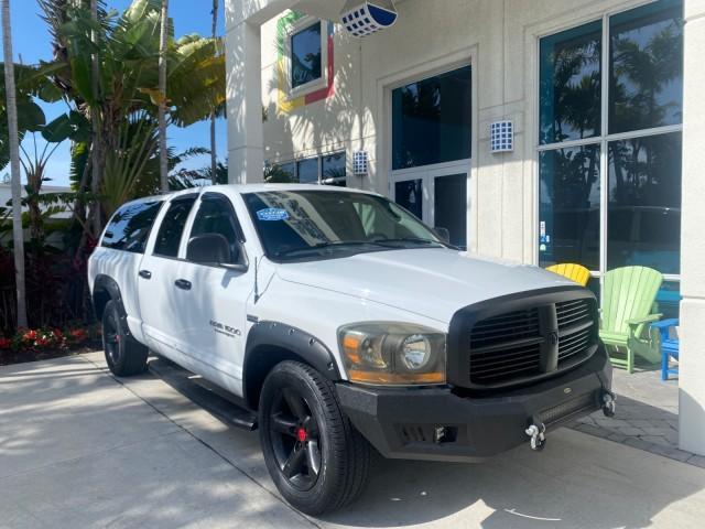 2007 Bright White /Medium Slate Gray Dodge Ram 1500 SLT CREW CAB CAMPER TOP 5.7 V8 (1D7HA182X7S) with an 5.7L V8 Hemi Multi-Displacement Engine engine, Automatic transmission, located at 4701 North Dixie Hwy, Pompano Beach, FL, 33064, (954) 422-2889, 26.240938, -80.123474 - OUR WEBPAGE FLORIDACARS1.COM HAS OVER 100 PHOTOS AND FREE CARFAX LINK 2007 Dodge Ram 1500 SLT 8 FT CREW CAB FIBER GLASS CAMPER TOP 4 Door Extended Cab Pickup 5.7L V8 F 16V Gasoline 19 MPG Rear Wheel Drive Features 20 Inch Plus Wheels ABS Brakes Air Conditioning Alloy Wheels AM/FM Stereo Automatic Tr - Photo#1