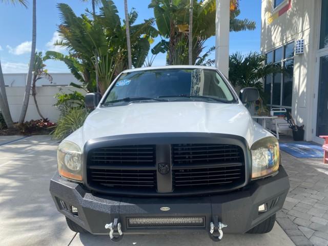 2007 Bright White /Medium Slate Gray Dodge Ram 1500 SLT CREW CAB CAMPER TOP 5.7 V8 (1D7HA182X7S) with an 5.7L V8 Hemi Multi-Displacement Engine engine, Automatic transmission, located at 4701 North Dixie Hwy, Pompano Beach, FL, 33064, (954) 422-2889, 26.240938, -80.123474 - OUR WEBPAGE FLORIDACARS1.COM HAS OVER 100 PHOTOS AND FREE CARFAX LINK 2007 Dodge Ram 1500 SLT 8 FT CREW CAB FIBER GLASS CAMPER TOP 4 Door Extended Cab Pickup 5.7L V8 F 16V Gasoline 19 MPG Rear Wheel Drive Features 20 Inch Plus Wheels ABS Brakes Air Conditioning Alloy Wheels AM/FM Stereo Automatic Tr - Photo#2