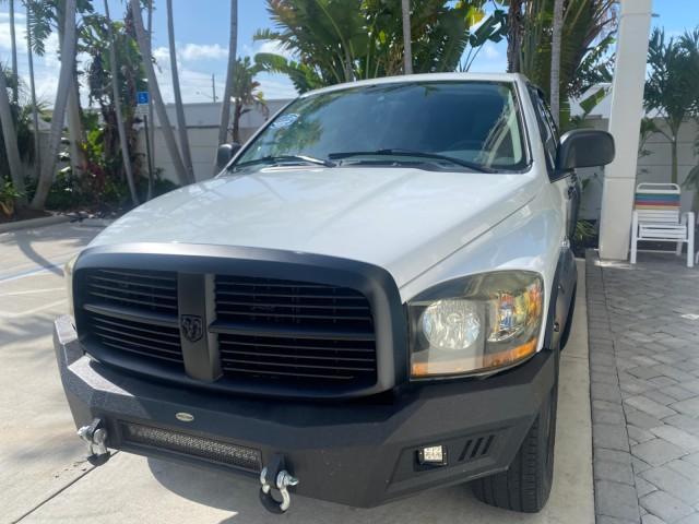 2007 Bright White /Medium Slate Gray Dodge Ram 1500 SLT CREW CAB CAMPER TOP 5.7 V8 (1D7HA182X7S) with an 5.7L V8 Hemi Multi-Displacement Engine engine, Automatic transmission, located at 4701 North Dixie Hwy, Pompano Beach, FL, 33064, (954) 422-2889, 26.240938, -80.123474 - OUR WEBPAGE FLORIDACARS1.COM HAS OVER 100 PHOTOS AND FREE CARFAX LINK 2007 Dodge Ram 1500 SLT 8 FT CREW CAB FIBER GLASS CAMPER TOP 4 Door Extended Cab Pickup 5.7L V8 F 16V Gasoline 19 MPG Rear Wheel Drive Features 20 Inch Plus Wheels ABS Brakes Air Conditioning Alloy Wheels AM/FM Stereo Automatic Tr - Photo#3