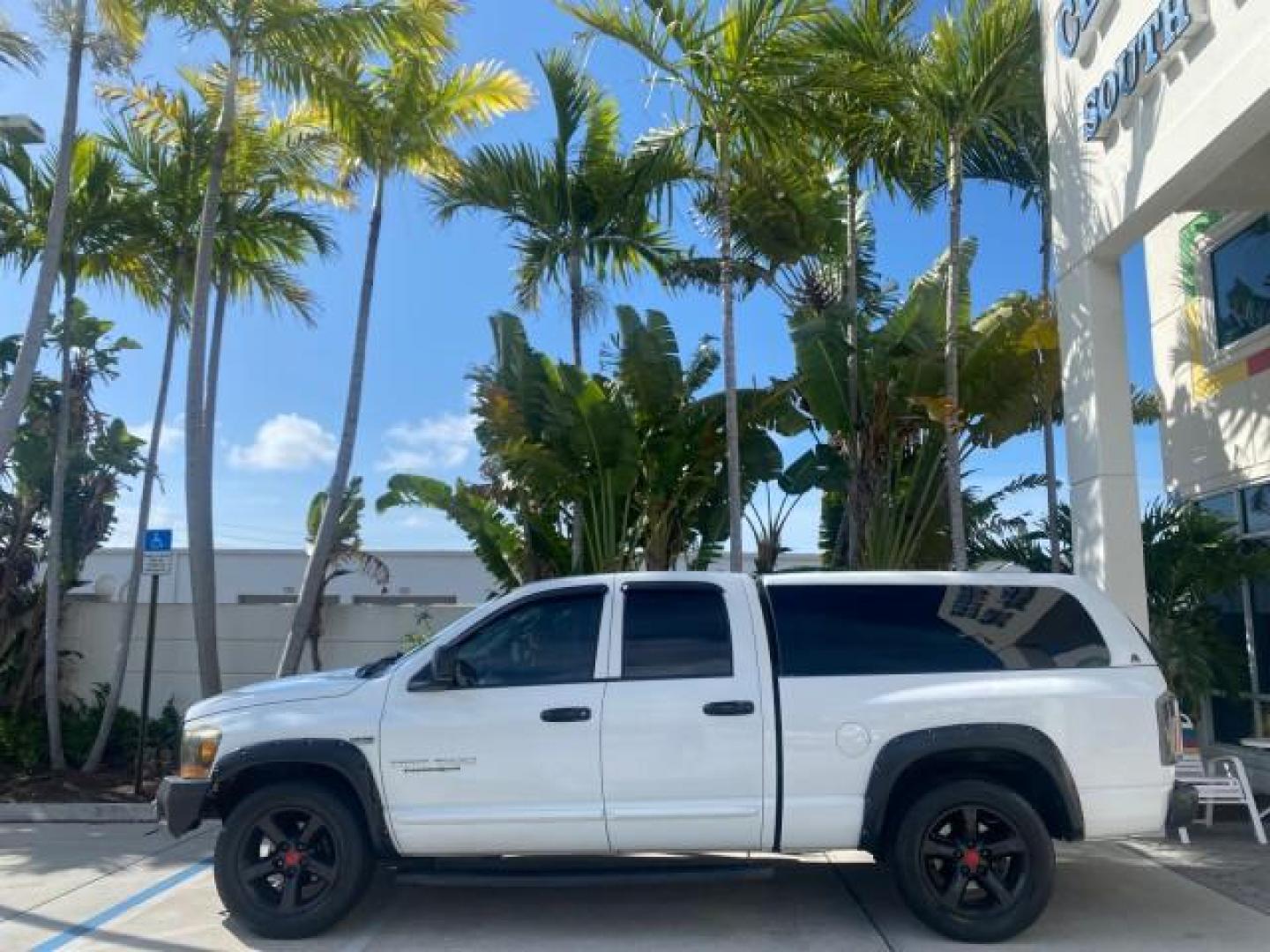 2007 Bright White /Medium Slate Gray Dodge Ram 1500 SLT CREW CAB CAMPER TOP 5.7 V8 (1D7HA182X7S) with an 5.7L V8 Hemi Multi-Displacement Engine engine, Automatic transmission, located at 4701 North Dixie Hwy, Pompano Beach, FL, 33064, (954) 422-2889, 26.240938, -80.123474 - OUR WEBPAGE FLORIDACARS1.COM HAS OVER 100 PHOTOS AND FREE CARFAX LINK 2007 Dodge Ram 1500 SLT 8 FT CREW CAB FIBER GLASS CAMPER TOP 4 Door Extended Cab Pickup 5.7L V8 F 16V Gasoline 19 MPG Rear Wheel Drive Features 20 Inch Plus Wheels ABS Brakes Air Conditioning Alloy Wheels AM/FM Stereo Automatic Tr- Photo#4