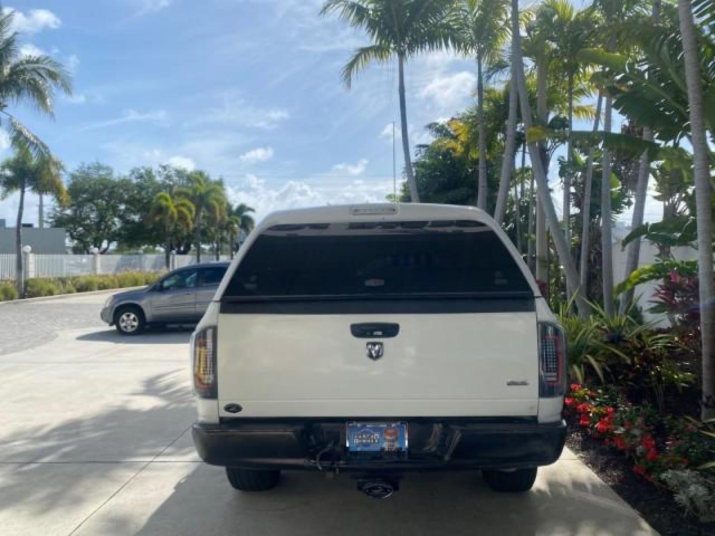 2007 Bright White /Medium Slate Gray Dodge Ram 1500 SLT CREW CAB CAMPER TOP 5.7 V8 (1D7HA182X7S) with an 5.7L V8 Hemi Multi-Displacement Engine engine, Automatic transmission, located at 4701 North Dixie Hwy, Pompano Beach, FL, 33064, (954) 422-2889, 26.240938, -80.123474 - OUR WEBPAGE FLORIDACARS1.COM HAS OVER 100 PHOTOS AND FREE CARFAX LINK 2007 Dodge Ram 1500 SLT 8 FT CREW CAB FIBER GLASS CAMPER TOP 4 Door Extended Cab Pickup 5.7L V8 F 16V Gasoline 19 MPG Rear Wheel Drive Features 20 Inch Plus Wheels ABS Brakes Air Conditioning Alloy Wheels AM/FM Stereo Automatic Tr- Photo#6