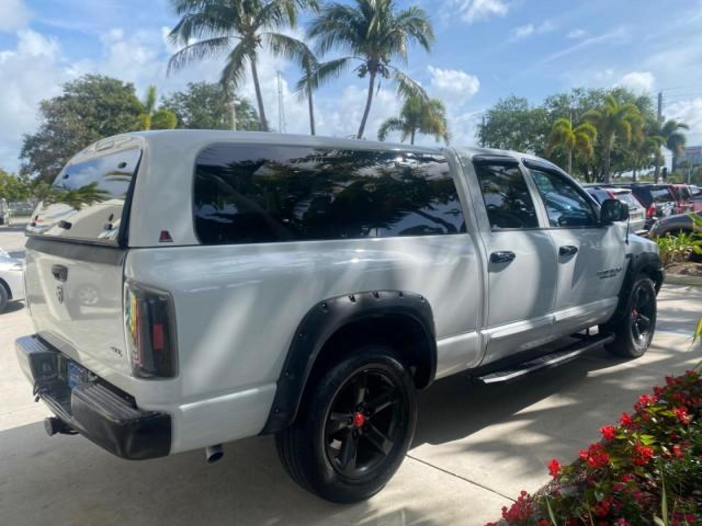 2007 Bright White /Medium Slate Gray Dodge Ram 1500 SLT CREW CAB CAMPER TOP 5.7 V8 (1D7HA182X7S) with an 5.7L V8 Hemi Multi-Displacement Engine engine, Automatic transmission, located at 4701 North Dixie Hwy, Pompano Beach, FL, 33064, (954) 422-2889, 26.240938, -80.123474 - OUR WEBPAGE FLORIDACARS1.COM HAS OVER 100 PHOTOS AND FREE CARFAX LINK 2007 Dodge Ram 1500 SLT 8 FT CREW CAB FIBER GLASS CAMPER TOP 4 Door Extended Cab Pickup 5.7L V8 F 16V Gasoline 19 MPG Rear Wheel Drive Features 20 Inch Plus Wheels ABS Brakes Air Conditioning Alloy Wheels AM/FM Stereo Automatic Tr- Photo#7