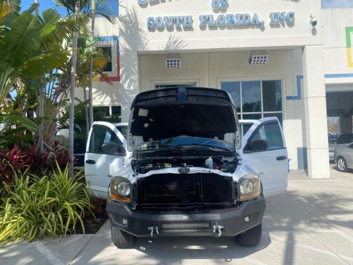 2007 Bright White /Medium Slate Gray Dodge Ram 1500 SLT CREW CAB CAMPER TOP 5.7 V8 (1D7HA182X7S) with an 5.7L V8 Hemi Multi-Displacement Engine engine, Automatic transmission, located at 4701 North Dixie Hwy, Pompano Beach, FL, 33064, (954) 422-2889, 26.240938, -80.123474 - OUR WEBPAGE FLORIDACARS1.COM HAS OVER 100 PHOTOS AND FREE CARFAX LINK 2007 Dodge Ram 1500 SLT 8 FT CREW CAB FIBER GLASS CAMPER TOP 4 Door Extended Cab Pickup 5.7L V8 F 16V Gasoline 19 MPG Rear Wheel Drive Features 20 Inch Plus Wheels ABS Brakes Air Conditioning Alloy Wheels AM/FM Stereo Automatic Tr- Photo#16