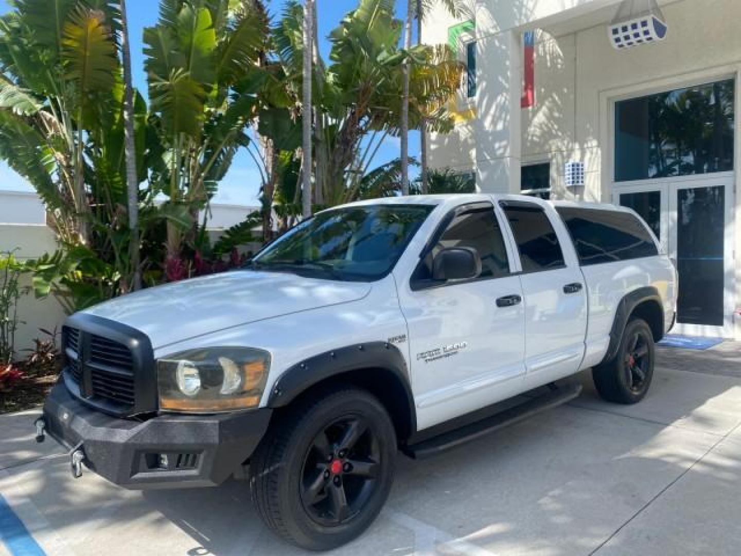 2007 Bright White /Medium Slate Gray Dodge Ram 1500 SLT CREW CAB CAMPER TOP 5.7 V8 (1D7HA182X7S) with an 5.7L V8 Hemi Multi-Displacement Engine engine, Automatic transmission, located at 4701 North Dixie Hwy, Pompano Beach, FL, 33064, (954) 422-2889, 26.240938, -80.123474 - OUR WEBPAGE FLORIDACARS1.COM HAS OVER 100 PHOTOS AND FREE CARFAX LINK 2007 Dodge Ram 1500 SLT 8 FT CREW CAB FIBER GLASS CAMPER TOP 4 Door Extended Cab Pickup 5.7L V8 F 16V Gasoline 19 MPG Rear Wheel Drive Features 20 Inch Plus Wheels ABS Brakes Air Conditioning Alloy Wheels AM/FM Stereo Automatic Tr- Photo#28
