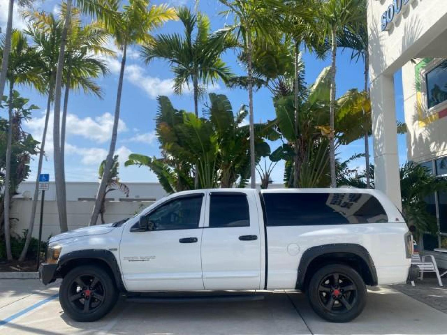 2007 Bright White /Medium Slate Gray Dodge Ram 1500 SLT CREW CAB CAMPER TOP 5.7 V8 (1D7HA182X7S) with an 5.7L V8 Hemi Multi-Displacement Engine engine, Automatic transmission, located at 4701 North Dixie Hwy, Pompano Beach, FL, 33064, (954) 422-2889, 26.240938, -80.123474 - OUR WEBPAGE FLORIDACARS1.COM HAS OVER 100 PHOTOS AND FREE CARFAX LINK 2007 Dodge Ram 1500 SLT 8 FT CREW CAB FIBER GLASS CAMPER TOP 4 Door Extended Cab Pickup 5.7L V8 F 16V Gasoline 19 MPG Rear Wheel Drive Features 20 Inch Plus Wheels ABS Brakes Air Conditioning Alloy Wheels AM/FM Stereo Automatic Tr- Photo#29