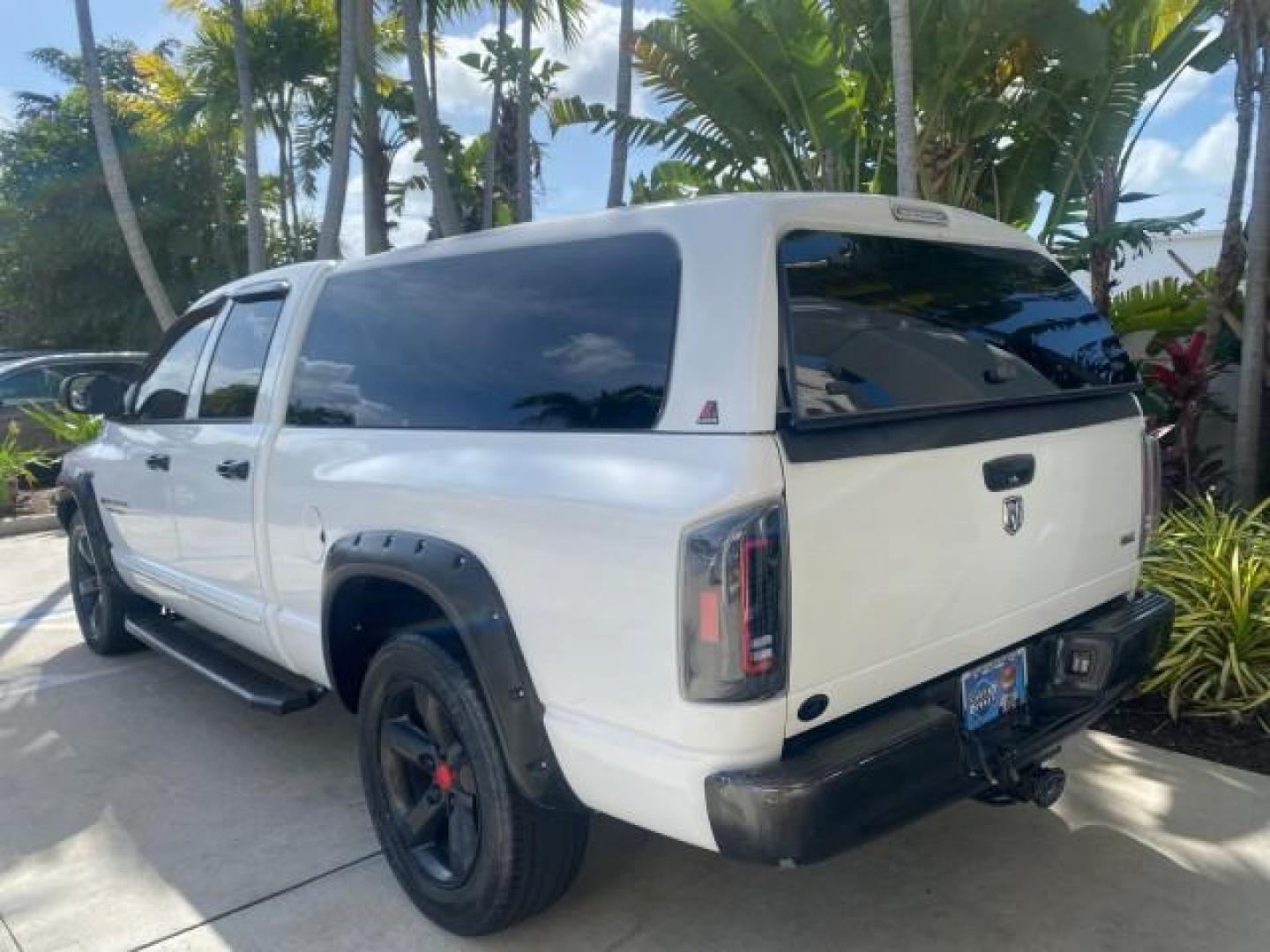 2007 Bright White /Medium Slate Gray Dodge Ram 1500 SLT CREW CAB CAMPER TOP 5.7 V8 (1D7HA182X7S) with an 5.7L V8 Hemi Multi-Displacement Engine engine, Automatic transmission, located at 4701 North Dixie Hwy, Pompano Beach, FL, 33064, (954) 422-2889, 26.240938, -80.123474 - OUR WEBPAGE FLORIDACARS1.COM HAS OVER 100 PHOTOS AND FREE CARFAX LINK 2007 Dodge Ram 1500 SLT 8 FT CREW CAB FIBER GLASS CAMPER TOP 4 Door Extended Cab Pickup 5.7L V8 F 16V Gasoline 19 MPG Rear Wheel Drive Features 20 Inch Plus Wheels ABS Brakes Air Conditioning Alloy Wheels AM/FM Stereo Automatic Tr- Photo#32