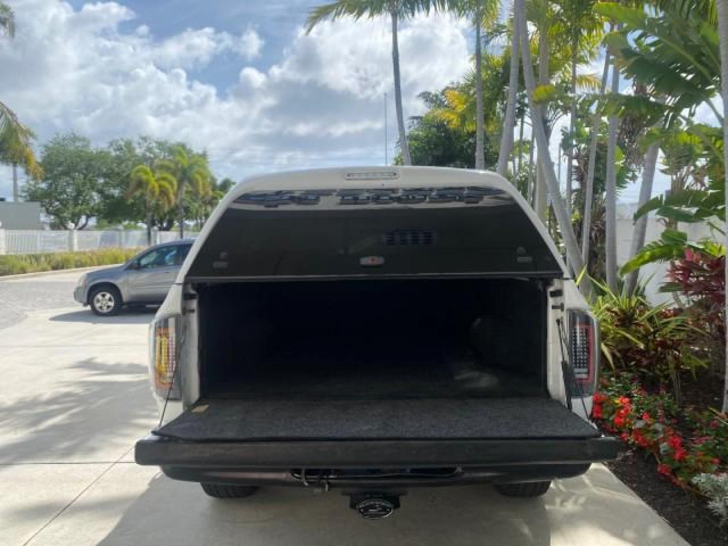 2007 Bright White /Medium Slate Gray Dodge Ram 1500 SLT CREW CAB CAMPER TOP 5.7 V8 (1D7HA182X7S) with an 5.7L V8 Hemi Multi-Displacement Engine engine, Automatic transmission, located at 4701 North Dixie Hwy, Pompano Beach, FL, 33064, (954) 422-2889, 26.240938, -80.123474 - OUR WEBPAGE FLORIDACARS1.COM HAS OVER 100 PHOTOS AND FREE CARFAX LINK 2007 Dodge Ram 1500 SLT 8 FT CREW CAB FIBER GLASS CAMPER TOP 4 Door Extended Cab Pickup 5.7L V8 F 16V Gasoline 19 MPG Rear Wheel Drive Features 20 Inch Plus Wheels ABS Brakes Air Conditioning Alloy Wheels AM/FM Stereo Automatic Tr- Photo#95