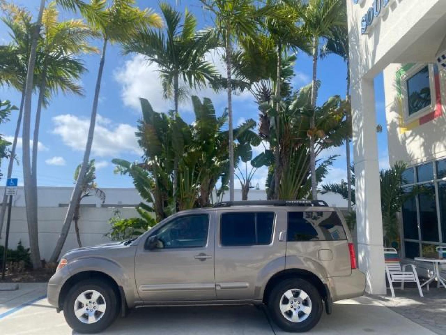 2007 Desert Stone Metallic /Desert Nissan Pathfinder S LOW MILES 64,259 1 OWNER (5N1AR18U97C) with an 4.0L DOHC SMPI 24-Valve V6 Engine engine, Automatic transmission, located at 4701 North Dixie Hwy, Pompano Beach, FL, 33064, (954) 422-2889, 26.240938, -80.123474 - OUR WEBPAGE FLORIDACARS1.COM HAS OVER 100 PHOTOS AND FREE CARFAX LINK 2007 Nissan Pathfinder S 1 OWNER 4 Door Wagon/Sport Utility 4.0L V6 F DOHC 24V Gasoline 23 MPG Rear Wheel Drive Features ABS Brakes Air Conditioning Alloy Wheels AM/FM Stereo Automatic Transmission Auxiliary Audio Input BOSE Sound- Photo#4
