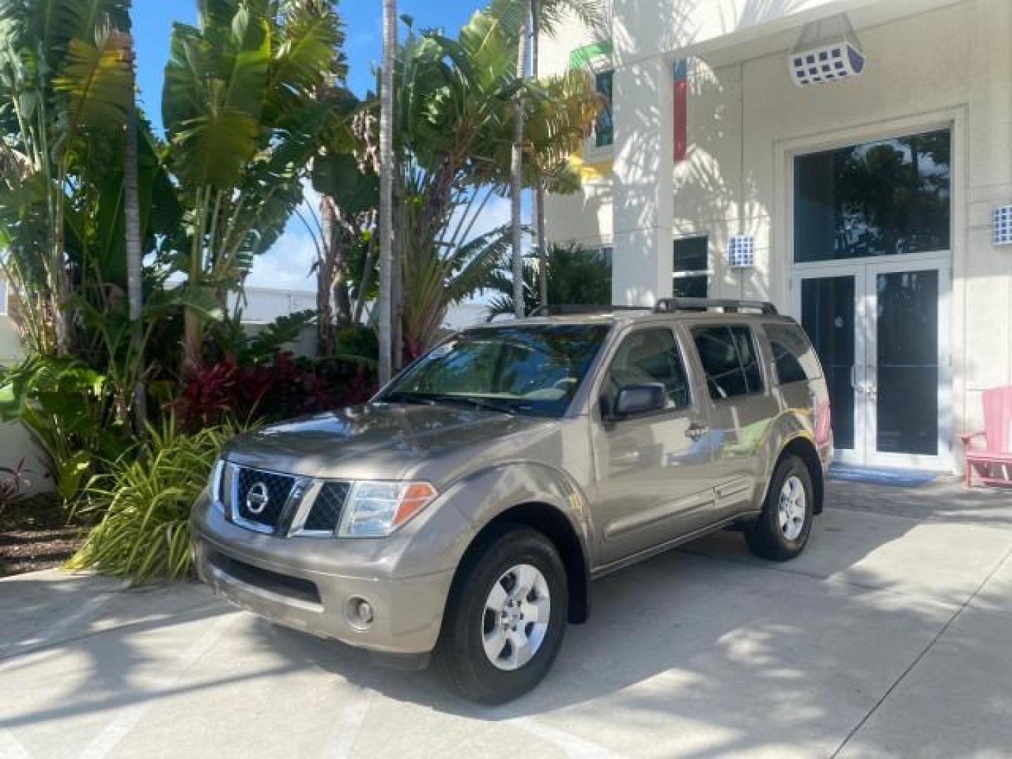2007 Desert Stone Metallic /Desert Nissan Pathfinder S LOW MILES 64,259 1 OWNER (5N1AR18U97C) with an 4.0L DOHC SMPI 24-Valve V6 Engine engine, Automatic transmission, located at 4701 North Dixie Hwy, Pompano Beach, FL, 33064, (954) 422-2889, 26.240938, -80.123474 - OUR WEBPAGE FLORIDACARS1.COM HAS OVER 100 PHOTOS AND FREE CARFAX LINK 2007 Nissan Pathfinder S 1 OWNER 4 Door Wagon/Sport Utility 4.0L V6 F DOHC 24V Gasoline 23 MPG Rear Wheel Drive Features ABS Brakes Air Conditioning Alloy Wheels AM/FM Stereo Automatic Transmission Auxiliary Audio Input BOSE Sound- Photo#28
