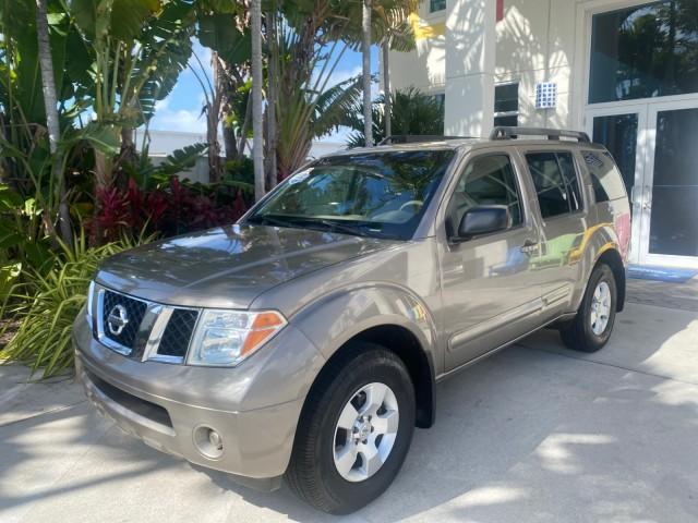 2007 Desert Stone Metallic /Desert Nissan Pathfinder S LOW MILES 64,259 1 OWNER (5N1AR18U97C) with an 4.0L DOHC SMPI 24-Valve V6 Engine engine, Automatic transmission, located at 4701 North Dixie Hwy, Pompano Beach, FL, 33064, (954) 422-2889, 26.240938, -80.123474 - OUR WEBPAGE FLORIDACARS1.COM HAS OVER 100 PHOTOS AND FREE CARFAX LINK 2007 Nissan Pathfinder S 1 OWNER 4 Door Wagon/Sport Utility 4.0L V6 F DOHC 24V Gasoline 23 MPG Rear Wheel Drive Features ABS Brakes Air Conditioning Alloy Wheels AM/FM Stereo Automatic Transmission Auxiliary Audio Input BOSE Sound - Photo#29