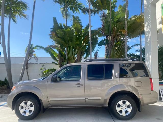 2007 Desert Stone Metallic /Desert Nissan Pathfinder S LOW MILES 64,259 1 OWNER (5N1AR18U97C) with an 4.0L DOHC SMPI 24-Valve V6 Engine engine, Automatic transmission, located at 4701 North Dixie Hwy, Pompano Beach, FL, 33064, (954) 422-2889, 26.240938, -80.123474 - OUR WEBPAGE FLORIDACARS1.COM HAS OVER 100 PHOTOS AND FREE CARFAX LINK 2007 Nissan Pathfinder S 1 OWNER 4 Door Wagon/Sport Utility 4.0L V6 F DOHC 24V Gasoline 23 MPG Rear Wheel Drive Features ABS Brakes Air Conditioning Alloy Wheels AM/FM Stereo Automatic Transmission Auxiliary Audio Input BOSE Sound - Photo#31