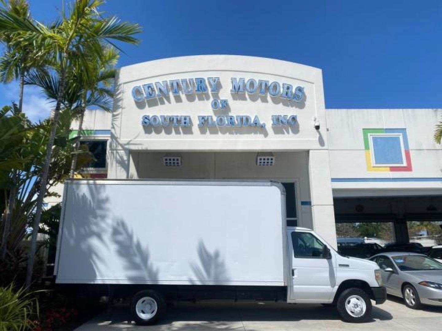 2013 Oxford White /Medium Flint Ford Econoline Commercial Cutaway 1 OWNER E 450 BOX TRUCK (1FDXE4FS4DD) with an 6.8L SOHC EFI Triton V10 Engine engine, Automatic transmission, located at 4701 North Dixie Hwy, Pompano Beach, FL, 33064, (954) 422-2889, 26.240938, -80.123474 - OUR WEBPAGE FLORIDACARS1.COM HAS OVER 100 PHOTOS AND FREE CARFAX LINK 2013 Ford Econoline Super Duty E-450 BOX TRUCK 1 OWNER 17 FT DUAL REAR WHEELS HEAVY DUTY POWER LIFT GATE VIN:1FDXE4FS4DDA91512 Cutaway 6.8L V10 F SOHC 20V Gasoline Rear Wheel Drive Features ABS Brakes Air Conditioning AM/FM Stereo - Photo#0