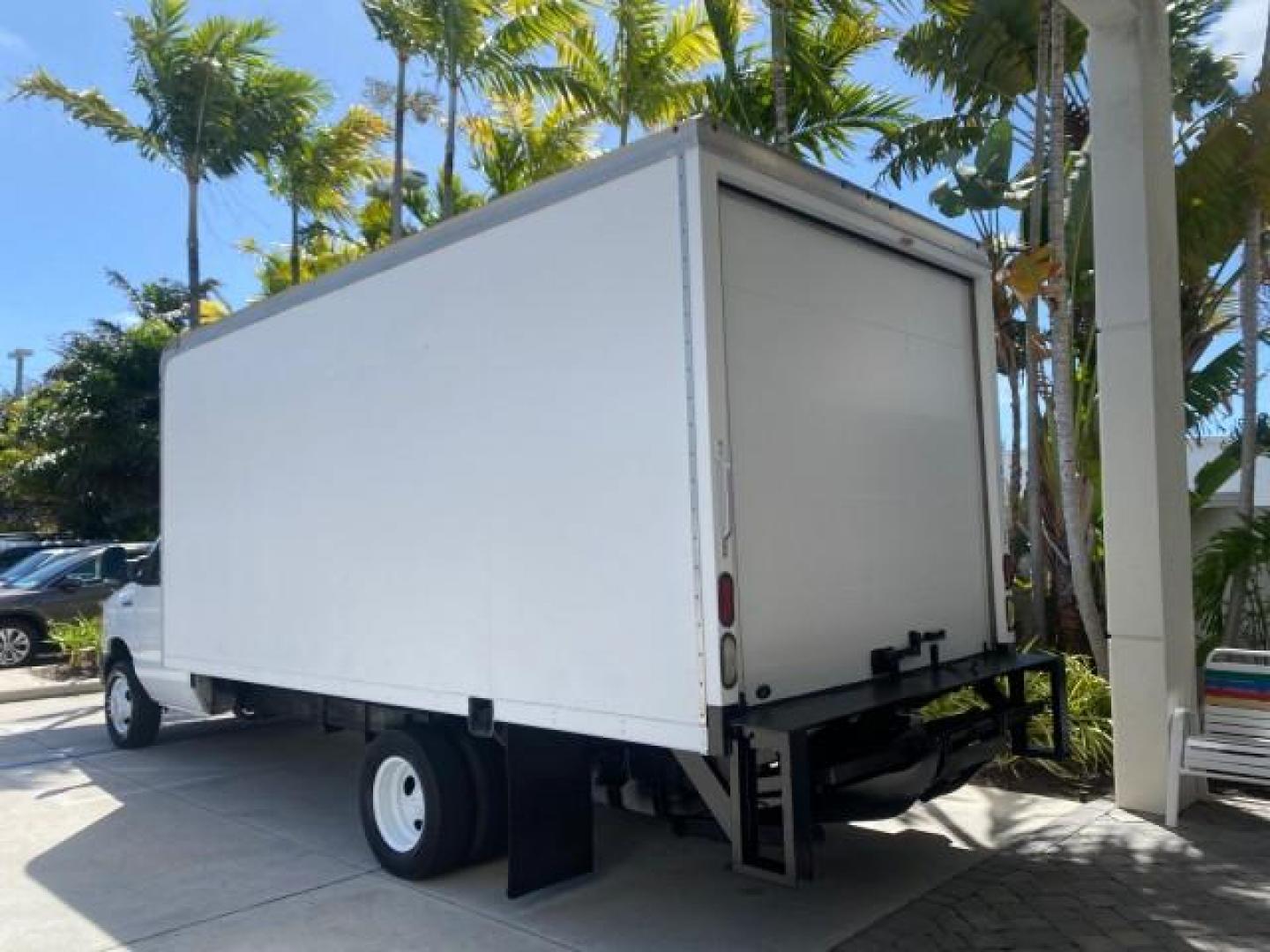 2013 Oxford White /Medium Flint Ford Econoline Commercial Cutaway 1 OWNER E 450 BOX TRUCK (1FDXE4FS4DD) with an 6.8L SOHC EFI Triton V10 Engine engine, Automatic transmission, located at 4701 North Dixie Hwy, Pompano Beach, FL, 33064, (954) 422-2889, 26.240938, -80.123474 - OUR WEBPAGE FLORIDACARS1.COM HAS OVER 100 PHOTOS AND FREE CARFAX LINK 2013 Ford Econoline Super Duty E-450 BOX TRUCK 1 OWNER 17 FT DUAL REAR WHEELS HEAVY DUTY POWER LIFT GATE VIN:1FDXE4FS4DDA91512 Cutaway 6.8L V10 F SOHC 20V Gasoline Rear Wheel Drive Features ABS Brakes Air Conditioning AM/FM Stereo - Photo#5
