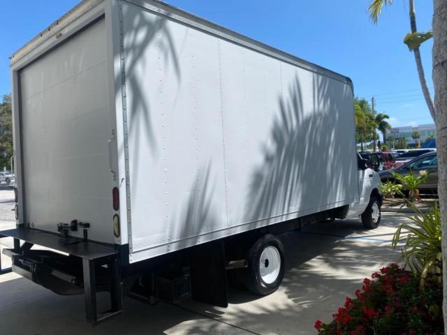 2013 Oxford White /Medium Flint Ford Econoline Commercial Cutaway 1 OWNER E 450 BOX TRUCK (1FDXE4FS4DD) with an 6.8L SOHC EFI Triton V10 Engine engine, Automatic transmission, located at 4701 North Dixie Hwy, Pompano Beach, FL, 33064, (954) 422-2889, 26.240938, -80.123474 - OUR WEBPAGE FLORIDACARS1.COM HAS OVER 100 PHOTOS AND FREE CARFAX LINK 2013 Ford Econoline Super Duty E-450 BOX TRUCK 1 OWNER 17 FT DUAL REAR WHEELS HEAVY DUTY POWER LIFT GATE VIN:1FDXE4FS4DDA91512 Cutaway 6.8L V10 F SOHC 20V Gasoline Rear Wheel Drive Features ABS Brakes Air Conditioning AM/FM Stereo - Photo#7