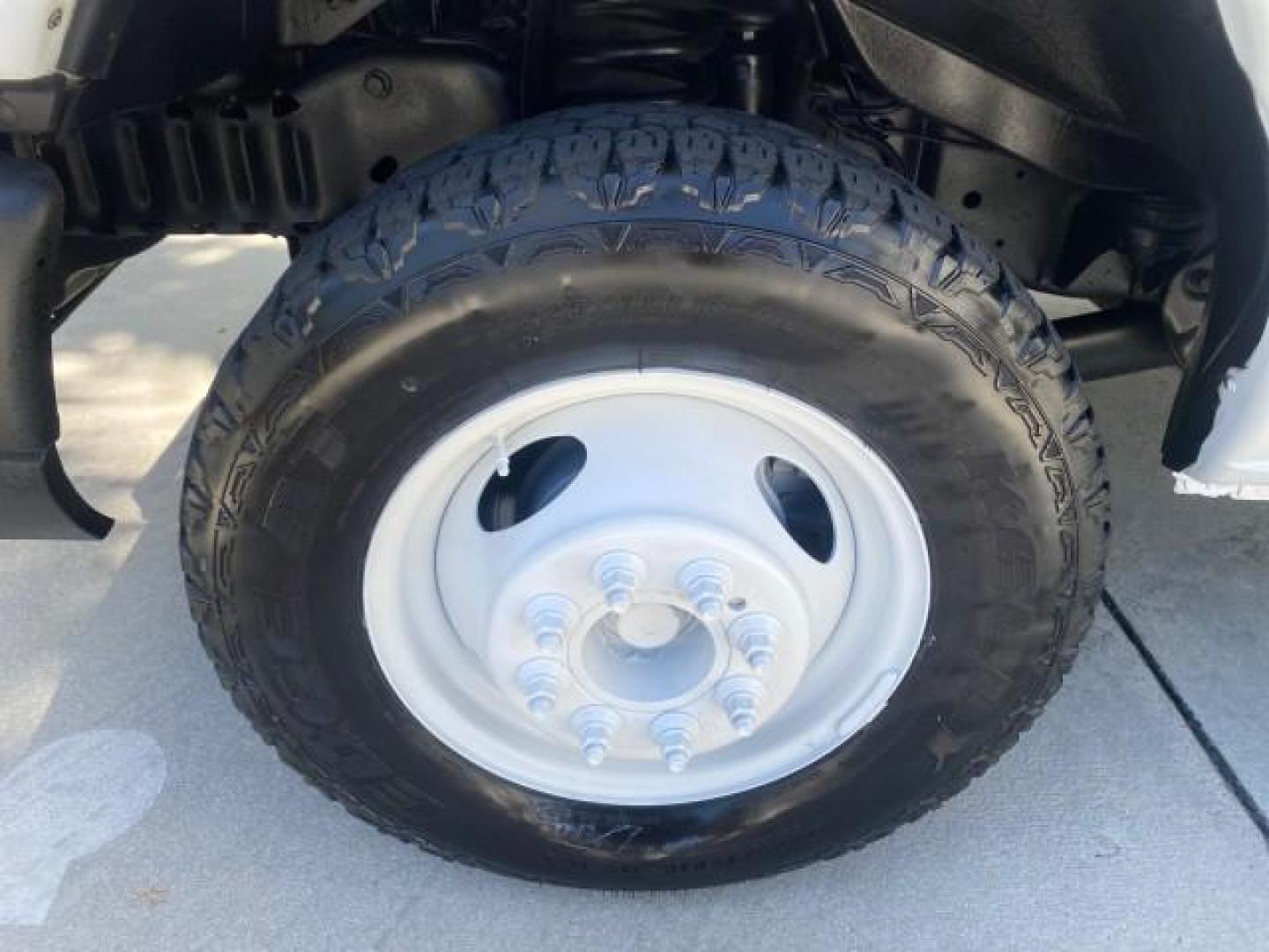 2013 Oxford White /Medium Flint Ford Econoline Commercial Cutaway 1 OWNER E 450 BOX TRUCK (1FDXE4FS4DD) with an 6.8L SOHC EFI Triton V10 Engine engine, Automatic transmission, located at 4701 North Dixie Hwy, Pompano Beach, FL, 33064, (954) 422-2889, 26.240938, -80.123474 - OUR WEBPAGE FLORIDACARS1.COM HAS OVER 100 PHOTOS AND FREE CARFAX LINK 2013 Ford Econoline Super Duty E-450 BOX TRUCK 1 OWNER 17 FT DUAL REAR WHEELS HEAVY DUTY POWER LIFT GATE VIN:1FDXE4FS4DDA91512 Cutaway 6.8L V10 F SOHC 20V Gasoline Rear Wheel Drive Features ABS Brakes Air Conditioning AM/FM Stereo - Photo#19