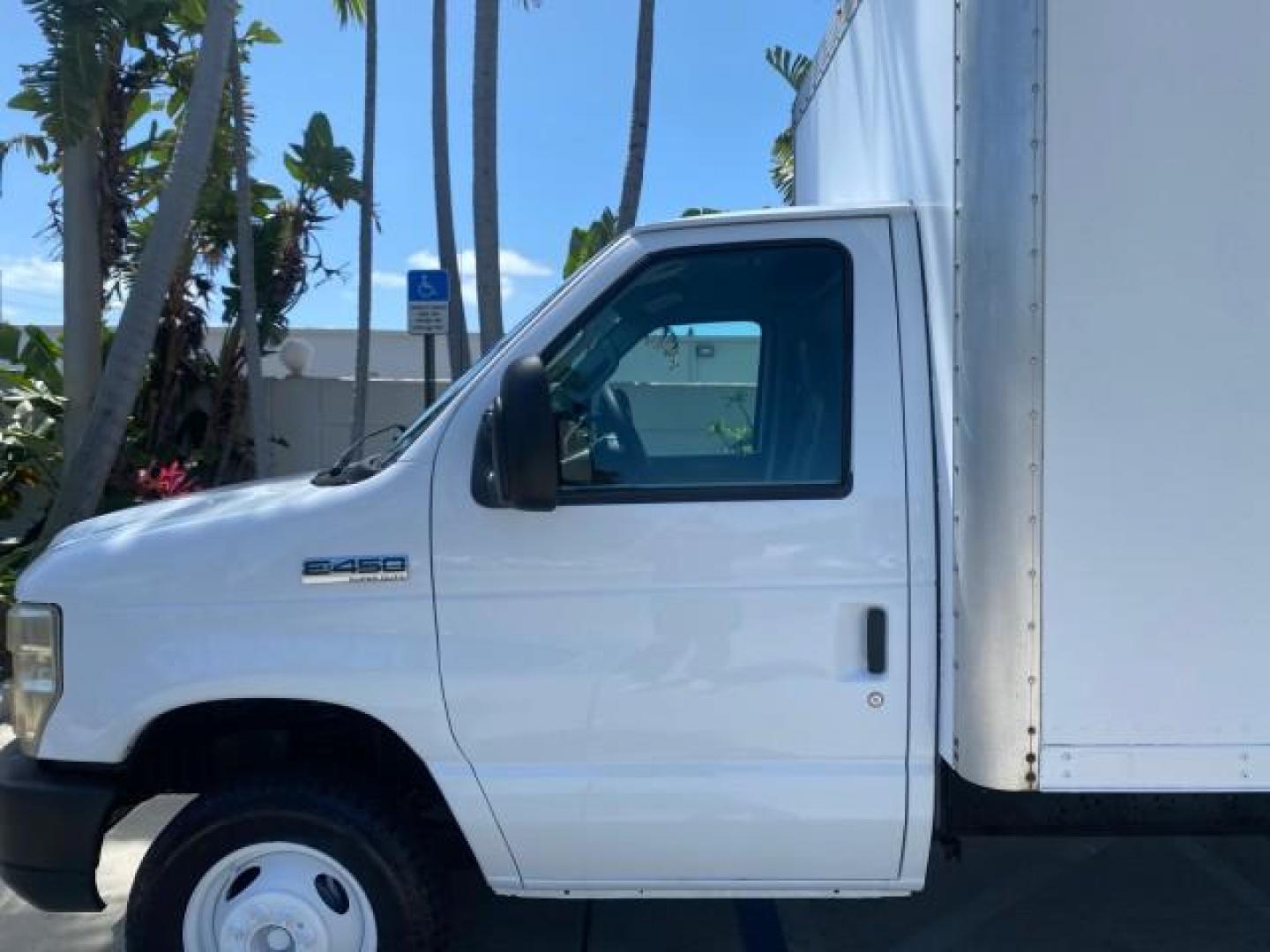 2013 Oxford White /Medium Flint Ford Econoline Commercial Cutaway 1 OWNER E 450 BOX TRUCK (1FDXE4FS4DD) with an 6.8L SOHC EFI Triton V10 Engine engine, Automatic transmission, located at 4701 North Dixie Hwy, Pompano Beach, FL, 33064, (954) 422-2889, 26.240938, -80.123474 - OUR WEBPAGE FLORIDACARS1.COM HAS OVER 100 PHOTOS AND FREE CARFAX LINK 2013 Ford Econoline Super Duty E-450 BOX TRUCK 1 OWNER 17 FT DUAL REAR WHEELS HEAVY DUTY POWER LIFT GATE VIN:1FDXE4FS4DDA91512 Cutaway 6.8L V10 F SOHC 20V Gasoline Rear Wheel Drive Features ABS Brakes Air Conditioning AM/FM Stereo - Photo#37
