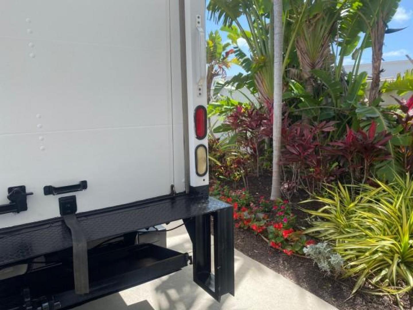 2013 Oxford White /Medium Flint Ford Econoline Commercial Cutaway 1 OWNER E 450 BOX TRUCK (1FDXE4FS4DD) with an 6.8L SOHC EFI Triton V10 Engine engine, Automatic transmission, located at 4701 North Dixie Hwy, Pompano Beach, FL, 33064, (954) 422-2889, 26.240938, -80.123474 - OUR WEBPAGE FLORIDACARS1.COM HAS OVER 100 PHOTOS AND FREE CARFAX LINK 2013 Ford Econoline Super Duty E-450 BOX TRUCK 1 OWNER 17 FT DUAL REAR WHEELS HEAVY DUTY POWER LIFT GATE VIN:1FDXE4FS4DDA91512 Cutaway 6.8L V10 F SOHC 20V Gasoline Rear Wheel Drive Features ABS Brakes Air Conditioning AM/FM Stereo - Photo#78