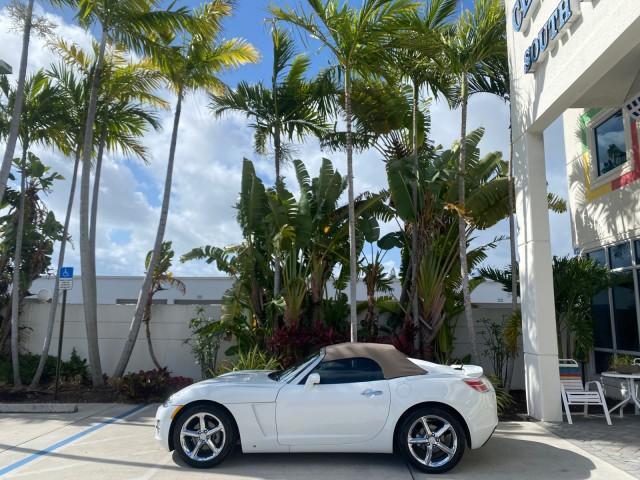 2007 Polar White /Tan Saturn Sky LOW MILES 21,329 5 SPEED MANUAL (1G8MB35B47Y) with an 2.4L DOHC VVT I4 Aluminum Ecotec Engine engine, Manual transmission, located at 4701 North Dixie Hwy, Pompano Beach, FL, 33064, (954) 422-2889, 26.240938, -80.123474 - OUR WEBPAGE FLORIDACARS1.COM HAS OVER 100 PHOTOS AND FREE CARFAX LINK 2007 Saturn SKY 5 SPEED MANUAL Convertible 2.4L I4 F DOHC Gasoline 28 MPG Rear Wheel Drive Features ABS Brakes Air Conditioning Alloy Wheels AM/FM Stereo Auxiliary Audio Input CD Audio Cruise Control Leather Seats Manual Transmiss - Photo#4