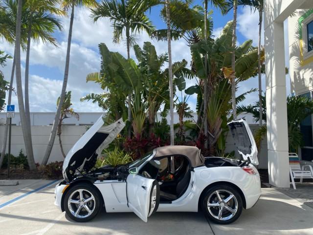 2007 Polar White /Tan Saturn Sky LOW MILES 21,329 5 SPEED MANUAL (1G8MB35B47Y) with an 2.4L DOHC VVT I4 Aluminum Ecotec Engine engine, Manual transmission, located at 4701 North Dixie Hwy, Pompano Beach, FL, 33064, (954) 422-2889, 26.240938, -80.123474 - OUR WEBPAGE FLORIDACARS1.COM HAS OVER 100 PHOTOS AND FREE CARFAX LINK 2007 Saturn SKY 5 SPEED MANUAL Convertible 2.4L I4 F DOHC Gasoline 28 MPG Rear Wheel Drive Features ABS Brakes Air Conditioning Alloy Wheels AM/FM Stereo Auxiliary Audio Input CD Audio Cruise Control Leather Seats Manual Transmiss - Photo#8