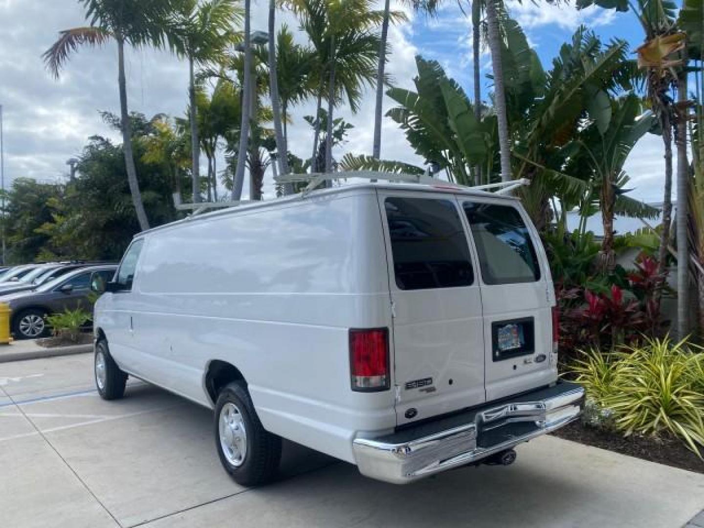 2014 Oxford White /Medium Flint Ford Econoline Cargo Van EXTENDED LOW MILES 6,380 1 OWNER (1FTNS1EW3ED) with an 4.6L EFI V8 FFV Capable Engine engine, Automatic transmission, located at 4701 North Dixie Hwy, Pompano Beach, FL, 33064, (954) 422-2889, 26.240938, -80.123474 - OUR WEBPAGE FLORIDACARS1.COM HAS OVER 100 PHOTOS AND FREE CARFAX LINK 2014 Ford E-Series E-150 1 OWNER Van 4.6L V8 F SOHC 16V Gasoline 16 MPG Rear Wheel Drive Features ABS Brakes Air Conditioning AM/FM Stereo Automatic Transmission Auxiliary Audio Input Barn Doors Power Locks Traction Control Vinyl - Photo#5