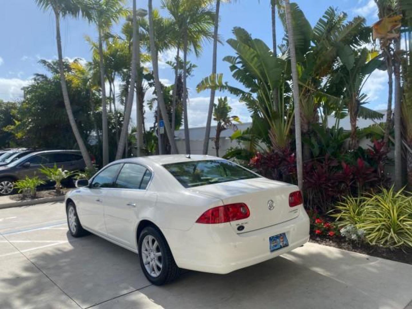 2008 White Opal /Cocoa/Cashmere Buick Lucerne CXL LOW MILES 40,989 1 OWNER (1G4HD57298U) with an 3.8L V6 SFI Engine engine, Automatic transmission, located at 4701 North Dixie Hwy, Pompano Beach, FL, 33064, (954) 422-2889, 26.240938, -80.123474 - OUR WEBPAGE FLORIDACARS1.COM HAS OVER 100 PHOTOS AND FREE CARFAX LINK 2008 Buick Lucerne CXL 1 OWNER CARFAX MINOR BUMPER SCUFF AUTO CHECK 1 OWNER NO ACCIDENTS Sedan 4 DR 3.8L V6 F Gasoline 28 MPG Front Wheel Drive Features ABS Brakes Air Conditioning Alloy Wheels AM/FM Stereo Automatic Transmission- Photo#5