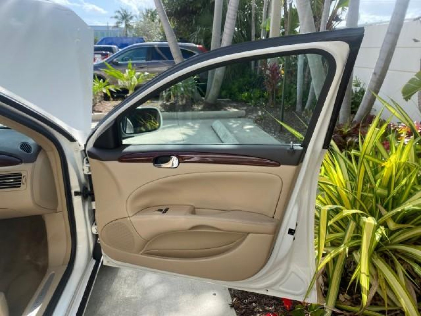 2008 White Opal /Cocoa/Cashmere Buick Lucerne CXL LOW MILES 40,989 1 OWNER (1G4HD57298U) with an 3.8L V6 SFI Engine engine, Automatic transmission, located at 4701 North Dixie Hwy, Pompano Beach, FL, 33064, (954) 422-2889, 26.240938, -80.123474 - OUR WEBPAGE FLORIDACARS1.COM HAS OVER 100 PHOTOS AND FREE CARFAX LINK 2008 Buick Lucerne CXL 1 OWNER CARFAX MINOR BUMPER SCUFF AUTO CHECK 1 OWNER NO ACCIDENTS Sedan 4 DR 3.8L V6 F Gasoline 28 MPG Front Wheel Drive Features ABS Brakes Air Conditioning Alloy Wheels AM/FM Stereo Automatic Transmission- Photo#11