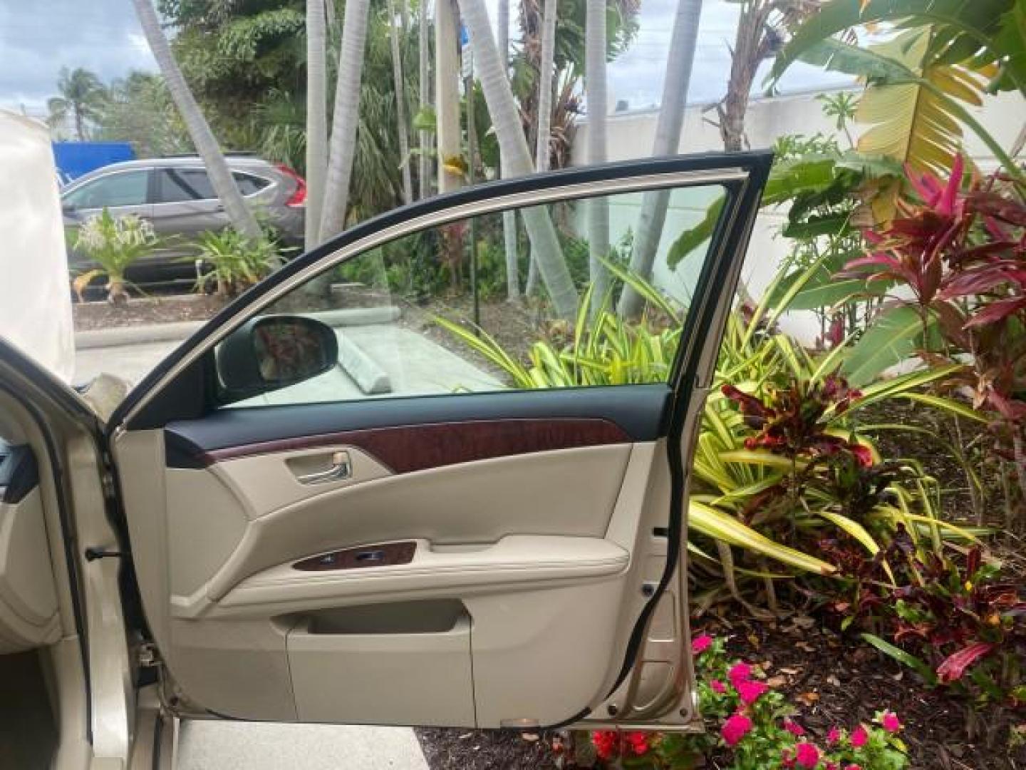 2011 Sandy Beach Metallic /Ivory Toyota Avalon Limited LEATHER LOADED SUNROOF (4T1BK3DB8BU) with an 3.5L DOHC EFI 24-Valve V6 Engine engine, Automatic transmission, located at 4701 North Dixie Hwy, Pompano Beach, FL, 33064, (954) 422-2889, 26.240938, -80.123474 - OUR WEBPAGE FLORIDACARS1.COM HAS OVER 100 PHOTOS AND FREE CARFAX LINK 2011 Toyota Avalon LIMITED LEATHER SUNROOF THE DASH HAS ABSOLUTELY NO CRACKS Sedan 4 DR 3.5L V6 F DOHC 24V Gasoline 29 MPG Front Wheel Drive Features A/C Seat(s) ABS Brakes Air Conditioning Alloy Wheels AM/FM Stereo Automatic Tran- Photo#11