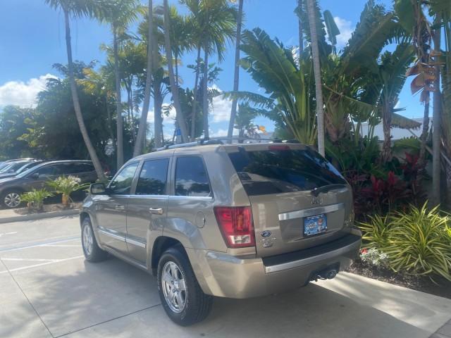 2006 Light Khaki Metallic /Dark Khaki/Lght Graystone Jeep Grand Cherokee Overland LOW MILES 57,372 1 OWNER 4WD (1J8HR68226C) with an 5.7L Hemi Multi Displacement Engine engine, Automatic transmission, located at 4701 North Dixie Hwy, Pompano Beach, FL, 33064, (954) 422-2889, 26.240938, -80.123474 - OUR WEBPAGE FLORIDACARS1.COM HAS OVER 100 PHOTOS AND FREE CARFAX LINK 2006 Jeep Grand Cherokee Overland 1 OWNER 4WD 4 Door Wagon/Sport Utility 5.7L V8 F Gasoline 19 MPG Rear Wheel Drive w/ 4X4 Features 4WD/AWD ABS Brakes Air Conditioning Alloy Wheels AM/FM Stereo Automatic Transmission Auxiliary Aud - Photo#5
