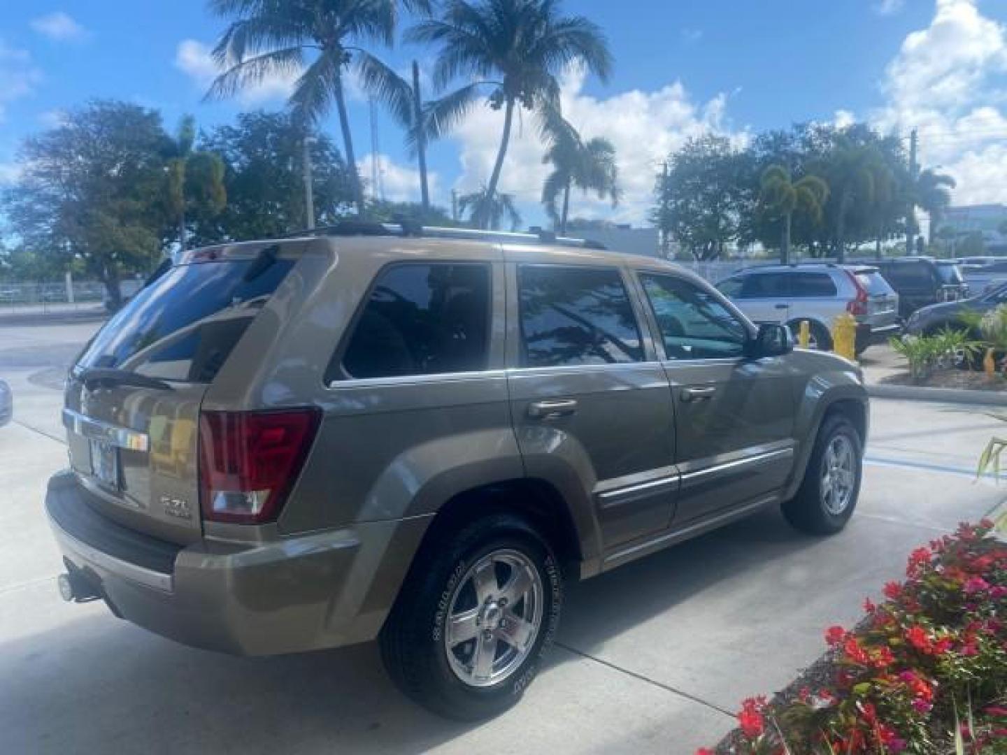 2006 Dark Khaki Pearl /Dark Khaki/Lght Graystone Jeep Grand Cherokee Overland LOW MILES 57,372 1 OWNER 4WD (1J8HR68226C) with an 5.7L Hemi Multi Displacement Engine engine, Automatic transmission, located at 4701 North Dixie Hwy, Pompano Beach, FL, 33064, (954) 422-2889, 26.240938, -80.123474 - OUR WEBPAGE FLORIDACARS1.COM HAS OVER 100 PHOTOS AND FREE CARFAX LINK 2006 Jeep Grand Cherokee Overland 1 OWNER 4WD 4 Door Wagon/Sport Utility 5.7L V8 F Gasoline 19 MPG Rear Wheel Drive w/ 4X4 Features 4WD/AWD ABS Brakes Air Conditioning Alloy Wheels AM/FM Stereo Automatic Transmission Auxiliary Aud- Photo#7