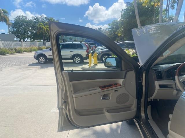 2006 Light Khaki Metallic /Dark Khaki/Lght Graystone Jeep Grand Cherokee Overland LOW MILES 57,372 1 OWNER 4WD (1J8HR68226C) with an 5.7L Hemi Multi Displacement Engine engine, Automatic transmission, located at 4701 North Dixie Hwy, Pompano Beach, FL, 33064, (954) 422-2889, 26.240938, -80.123474 - OUR WEBPAGE FLORIDACARS1.COM HAS OVER 100 PHOTOS AND FREE CARFAX LINK 2006 Jeep Grand Cherokee Overland 1 OWNER 4WD 4 Door Wagon/Sport Utility 5.7L V8 F Gasoline 19 MPG Rear Wheel Drive w/ 4X4 Features 4WD/AWD ABS Brakes Air Conditioning Alloy Wheels AM/FM Stereo Automatic Transmission Auxiliary Aud - Photo#9