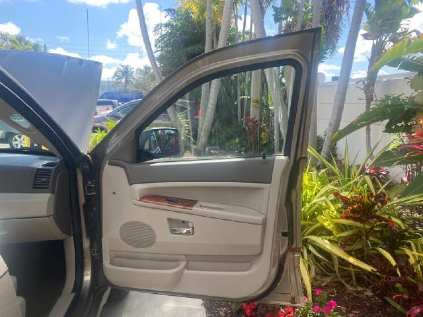 2006 Dark Khaki Pearl /Dark Khaki/Lght Graystone Jeep Grand Cherokee Overland LOW MILES 57,372 1 OWNER 4WD (1J8HR68226C) with an 5.7L Hemi Multi Displacement Engine engine, Automatic transmission, located at 4701 North Dixie Hwy, Pompano Beach, FL, 33064, (954) 422-2889, 26.240938, -80.123474 - OUR WEBPAGE FLORIDACARS1.COM HAS OVER 100 PHOTOS AND FREE CARFAX LINK 2006 Jeep Grand Cherokee Overland 1 OWNER 4WD 4 Door Wagon/Sport Utility 5.7L V8 F Gasoline 19 MPG Rear Wheel Drive w/ 4X4 Features 4WD/AWD ABS Brakes Air Conditioning Alloy Wheels AM/FM Stereo Automatic Transmission Auxiliary Aud- Photo#11