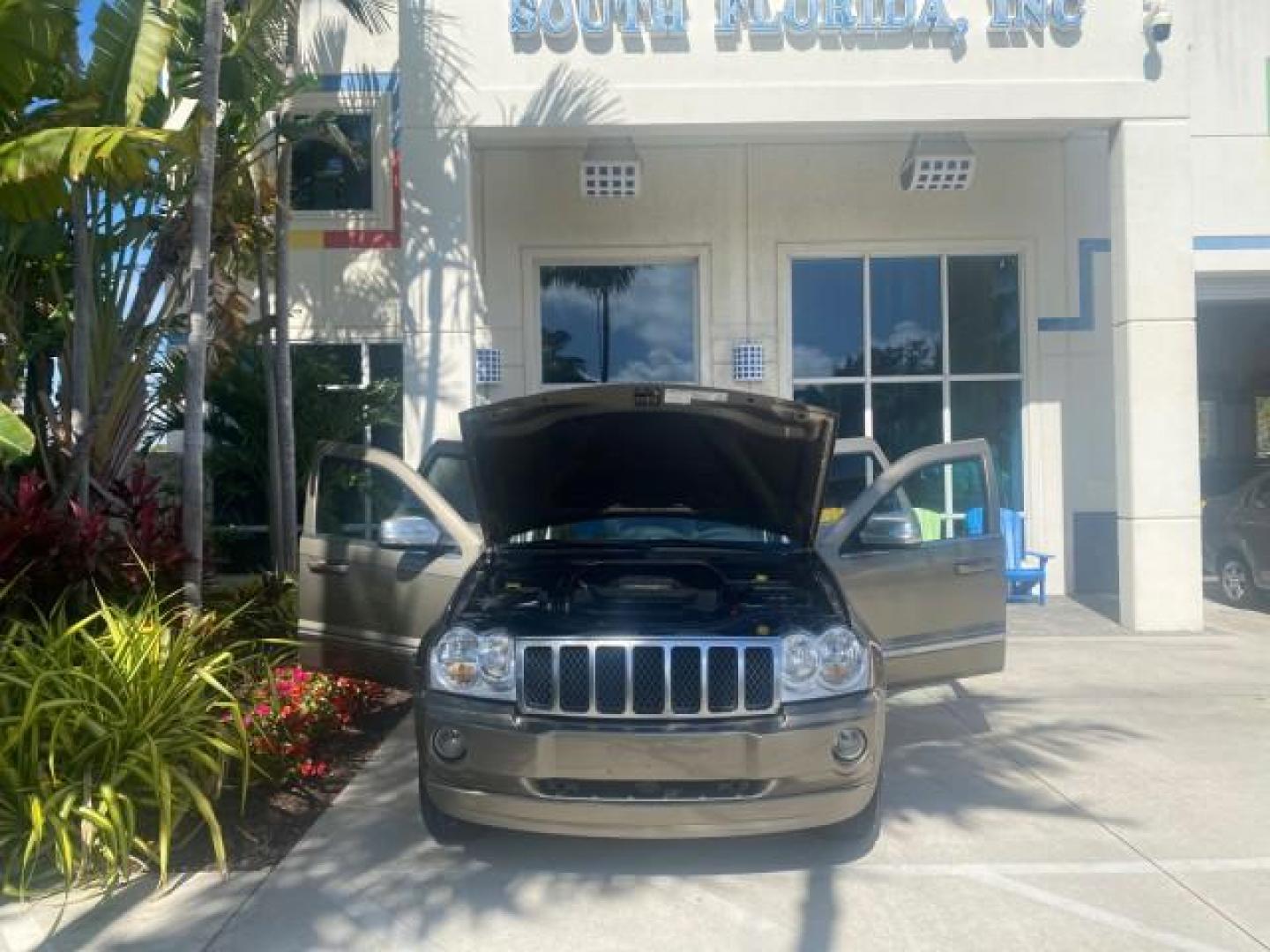 2006 Dark Khaki Pearl /Dark Khaki/Lght Graystone Jeep Grand Cherokee Overland LOW MILES 57,372 1 OWNER 4WD (1J8HR68226C) with an 5.7L Hemi Multi Displacement Engine engine, Automatic transmission, located at 4701 North Dixie Hwy, Pompano Beach, FL, 33064, (954) 422-2889, 26.240938, -80.123474 - OUR WEBPAGE FLORIDACARS1.COM HAS OVER 100 PHOTOS AND FREE CARFAX LINK 2006 Jeep Grand Cherokee Overland 1 OWNER 4WD 4 Door Wagon/Sport Utility 5.7L V8 F Gasoline 19 MPG Rear Wheel Drive w/ 4X4 Features 4WD/AWD ABS Brakes Air Conditioning Alloy Wheels AM/FM Stereo Automatic Transmission Auxiliary Aud- Photo#16
