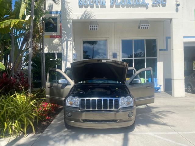 2006 Light Khaki Metallic /Dark Khaki/Lght Graystone Jeep Grand Cherokee Overland LOW MILES 57,372 1 OWNER 4WD (1J8HR68226C) with an 5.7L Hemi Multi Displacement Engine engine, Automatic transmission, located at 4701 North Dixie Hwy, Pompano Beach, FL, 33064, (954) 422-2889, 26.240938, -80.123474 - OUR WEBPAGE FLORIDACARS1.COM HAS OVER 100 PHOTOS AND FREE CARFAX LINK 2006 Jeep Grand Cherokee Overland 1 OWNER 4WD 4 Door Wagon/Sport Utility 5.7L V8 F Gasoline 19 MPG Rear Wheel Drive w/ 4X4 Features 4WD/AWD ABS Brakes Air Conditioning Alloy Wheels AM/FM Stereo Automatic Transmission Auxiliary Aud - Photo#16