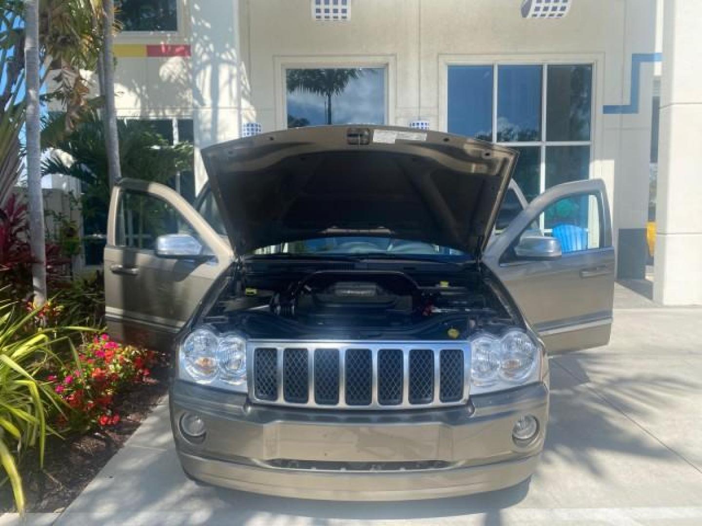 2006 Dark Khaki Pearl /Dark Khaki/Lght Graystone Jeep Grand Cherokee Overland LOW MILES 57,372 1 OWNER 4WD (1J8HR68226C) with an 5.7L Hemi Multi Displacement Engine engine, Automatic transmission, located at 4701 North Dixie Hwy, Pompano Beach, FL, 33064, (954) 422-2889, 26.240938, -80.123474 - OUR WEBPAGE FLORIDACARS1.COM HAS OVER 100 PHOTOS AND FREE CARFAX LINK 2006 Jeep Grand Cherokee Overland 1 OWNER 4WD 4 Door Wagon/Sport Utility 5.7L V8 F Gasoline 19 MPG Rear Wheel Drive w/ 4X4 Features 4WD/AWD ABS Brakes Air Conditioning Alloy Wheels AM/FM Stereo Automatic Transmission Auxiliary Aud- Photo#17
