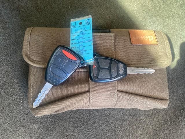 2006 Light Khaki Metallic /Dark Khaki/Lght Graystone Jeep Grand Cherokee Overland LOW MILES 57,372 1 OWNER 4WD (1J8HR68226C) with an 5.7L Hemi Multi Displacement Engine engine, Automatic transmission, located at 4701 North Dixie Hwy, Pompano Beach, FL, 33064, (954) 422-2889, 26.240938, -80.123474 - OUR WEBPAGE FLORIDACARS1.COM HAS OVER 100 PHOTOS AND FREE CARFAX LINK 2006 Jeep Grand Cherokee Overland 1 OWNER 4WD 4 Door Wagon/Sport Utility 5.7L V8 F Gasoline 19 MPG Rear Wheel Drive w/ 4X4 Features 4WD/AWD ABS Brakes Air Conditioning Alloy Wheels AM/FM Stereo Automatic Transmission Auxiliary Aud - Photo#23