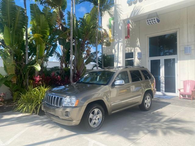 2006 Light Khaki Metallic /Dark Khaki/Lght Graystone Jeep Grand Cherokee Overland LOW MILES 57,372 1 OWNER 4WD (1J8HR68226C) with an 5.7L Hemi Multi Displacement Engine engine, Automatic transmission, located at 4701 North Dixie Hwy, Pompano Beach, FL, 33064, (954) 422-2889, 26.240938, -80.123474 - OUR WEBPAGE FLORIDACARS1.COM HAS OVER 100 PHOTOS AND FREE CARFAX LINK 2006 Jeep Grand Cherokee Overland 1 OWNER 4WD 4 Door Wagon/Sport Utility 5.7L V8 F Gasoline 19 MPG Rear Wheel Drive w/ 4X4 Features 4WD/AWD ABS Brakes Air Conditioning Alloy Wheels AM/FM Stereo Automatic Transmission Auxiliary Aud - Photo#28