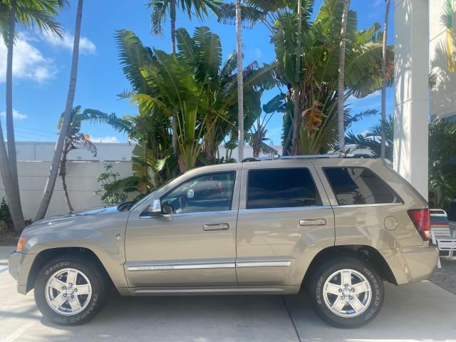 2006 Light Khaki Metallic /Dark Khaki/Lght Graystone Jeep Grand Cherokee Overland LOW MILES 57,372 1 OWNER 4WD (1J8HR68226C) with an 5.7L Hemi Multi Displacement Engine engine, Automatic transmission, located at 4701 North Dixie Hwy, Pompano Beach, FL, 33064, (954) 422-2889, 26.240938, -80.123474 - OUR WEBPAGE FLORIDACARS1.COM HAS OVER 100 PHOTOS AND FREE CARFAX LINK 2006 Jeep Grand Cherokee Overland 1 OWNER 4WD 4 Door Wagon/Sport Utility 5.7L V8 F Gasoline 19 MPG Rear Wheel Drive w/ 4X4 Features 4WD/AWD ABS Brakes Air Conditioning Alloy Wheels AM/FM Stereo Automatic Transmission Auxiliary Aud - Photo#31