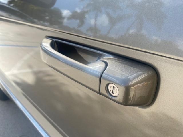 2006 Light Khaki Metallic /Dark Khaki/Lght Graystone Jeep Grand Cherokee Overland LOW MILES 57,372 1 OWNER 4WD (1J8HR68226C) with an 5.7L Hemi Multi Displacement Engine engine, Automatic transmission, located at 4701 North Dixie Hwy, Pompano Beach, FL, 33064, (954) 422-2889, 26.240938, -80.123474 - OUR WEBPAGE FLORIDACARS1.COM HAS OVER 100 PHOTOS AND FREE CARFAX LINK 2006 Jeep Grand Cherokee Overland 1 OWNER 4WD 4 Door Wagon/Sport Utility 5.7L V8 F Gasoline 19 MPG Rear Wheel Drive w/ 4X4 Features 4WD/AWD ABS Brakes Air Conditioning Alloy Wheels AM/FM Stereo Automatic Transmission Auxiliary Aud - Photo#38