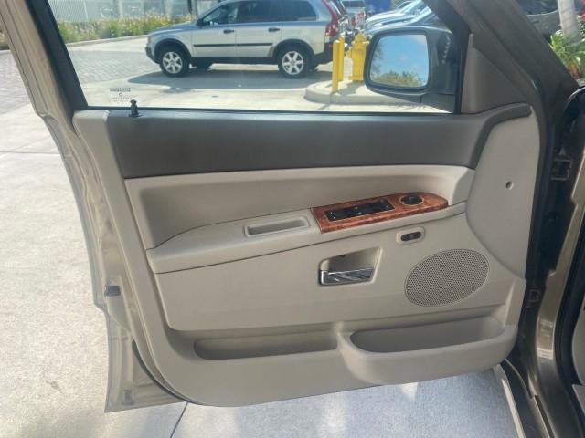 2006 Light Khaki Metallic /Dark Khaki/Lght Graystone Jeep Grand Cherokee Overland LOW MILES 57,372 1 OWNER 4WD (1J8HR68226C) with an 5.7L Hemi Multi Displacement Engine engine, Automatic transmission, located at 4701 North Dixie Hwy, Pompano Beach, FL, 33064, (954) 422-2889, 26.240938, -80.123474 - OUR WEBPAGE FLORIDACARS1.COM HAS OVER 100 PHOTOS AND FREE CARFAX LINK 2006 Jeep Grand Cherokee Overland 1 OWNER 4WD 4 Door Wagon/Sport Utility 5.7L V8 F Gasoline 19 MPG Rear Wheel Drive w/ 4X4 Features 4WD/AWD ABS Brakes Air Conditioning Alloy Wheels AM/FM Stereo Automatic Transmission Auxiliary Aud - Photo#43