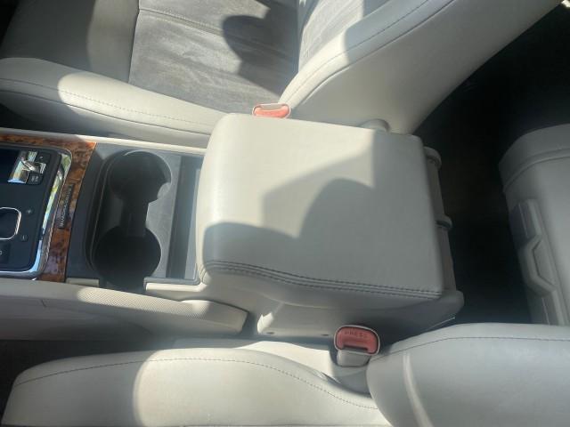 2006 Light Khaki Metallic /Dark Khaki/Lght Graystone Jeep Grand Cherokee Overland LOW MILES 57,372 1 OWNER 4WD (1J8HR68226C) with an 5.7L Hemi Multi Displacement Engine engine, Automatic transmission, located at 4701 North Dixie Hwy, Pompano Beach, FL, 33064, (954) 422-2889, 26.240938, -80.123474 - OUR WEBPAGE FLORIDACARS1.COM HAS OVER 100 PHOTOS AND FREE CARFAX LINK 2006 Jeep Grand Cherokee Overland 1 OWNER 4WD 4 Door Wagon/Sport Utility 5.7L V8 F Gasoline 19 MPG Rear Wheel Drive w/ 4X4 Features 4WD/AWD ABS Brakes Air Conditioning Alloy Wheels AM/FM Stereo Automatic Transmission Auxiliary Aud - Photo#62