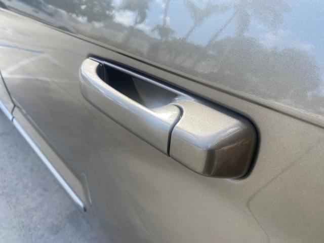 2006 Light Khaki Metallic /Dark Khaki/Lght Graystone Jeep Grand Cherokee Overland LOW MILES 57,372 1 OWNER 4WD (1J8HR68226C) with an 5.7L Hemi Multi Displacement Engine engine, Automatic transmission, located at 4701 North Dixie Hwy, Pompano Beach, FL, 33064, (954) 422-2889, 26.240938, -80.123474 - OUR WEBPAGE FLORIDACARS1.COM HAS OVER 100 PHOTOS AND FREE CARFAX LINK 2006 Jeep Grand Cherokee Overland 1 OWNER 4WD 4 Door Wagon/Sport Utility 5.7L V8 F Gasoline 19 MPG Rear Wheel Drive w/ 4X4 Features 4WD/AWD ABS Brakes Air Conditioning Alloy Wheels AM/FM Stereo Automatic Transmission Auxiliary Aud - Photo#77